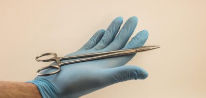 Nożyczki chirurgiczne – zastosowanie i charakterystyka narzędzi precyzyjnych